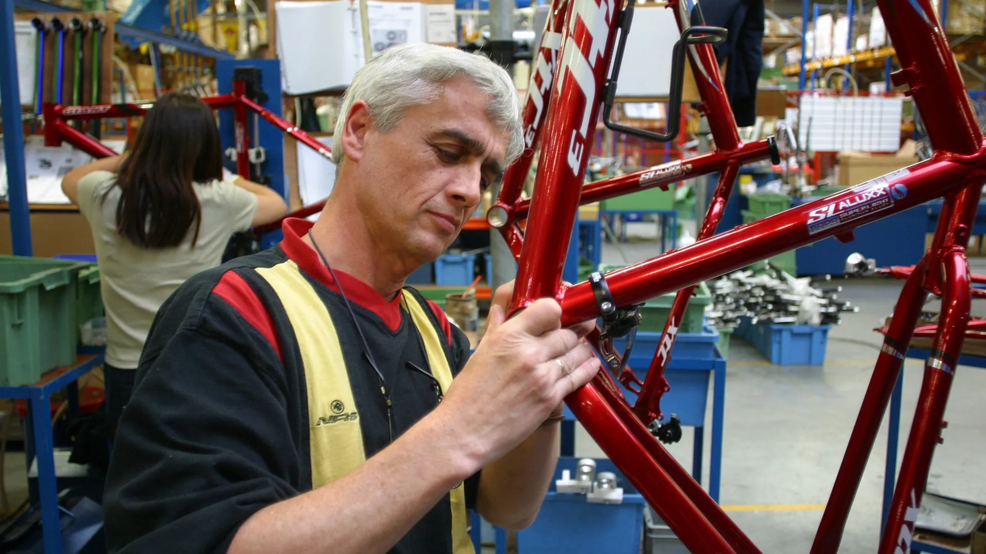 fietsenmaker aan het werk met het frame van de fiets