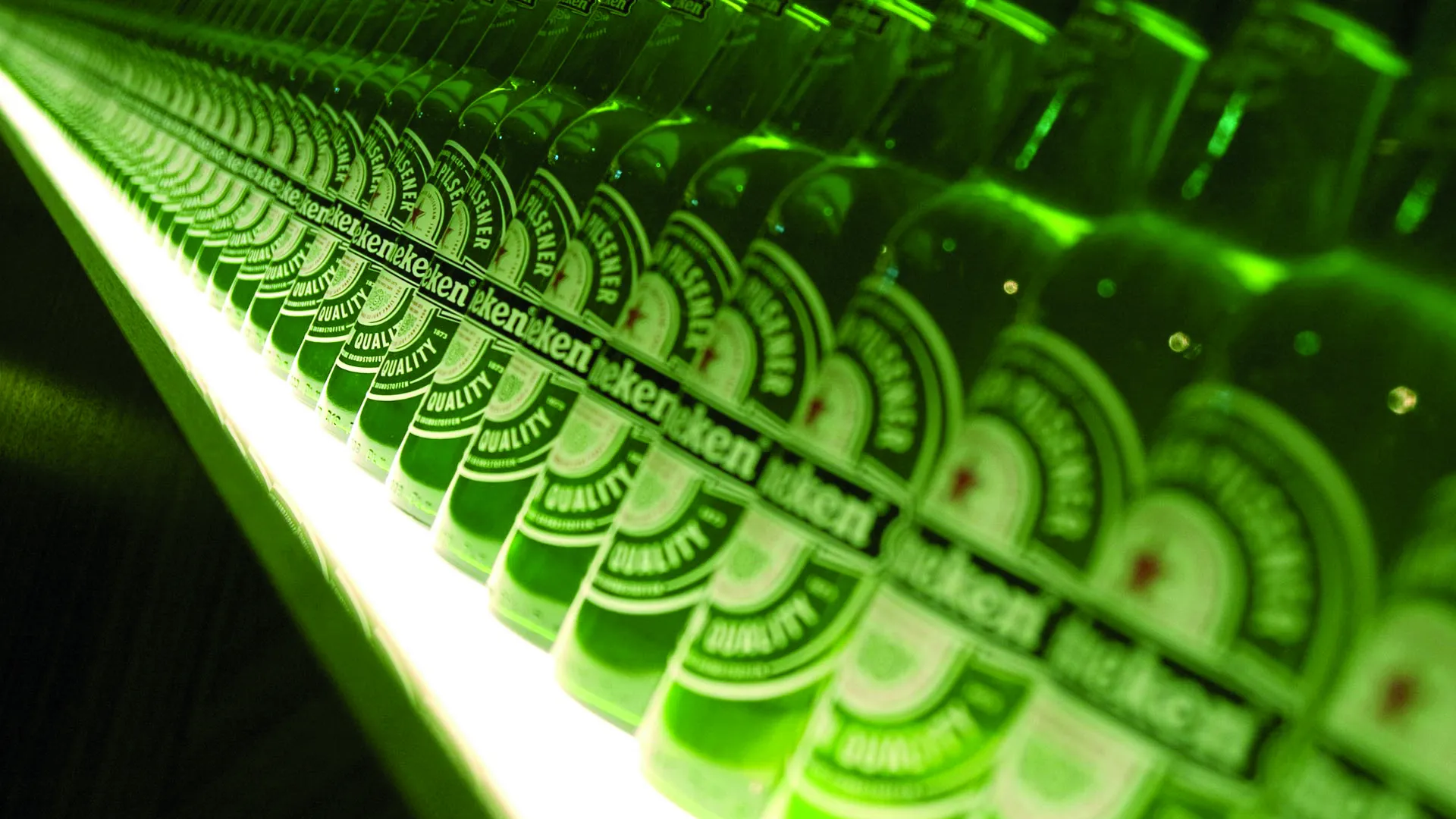 Rij heinekenflesjes