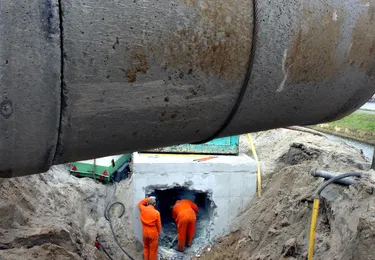 leidingen van beton worden de grond in gegraven