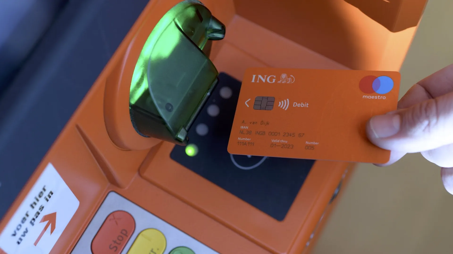 bankpas van de ING bij een pinautomaat