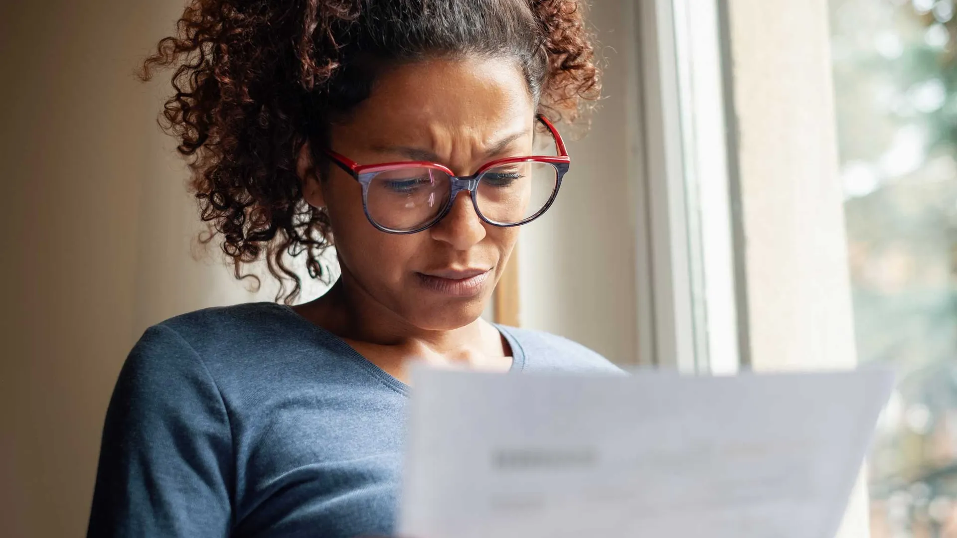 Vrouw leest gefronst een brief