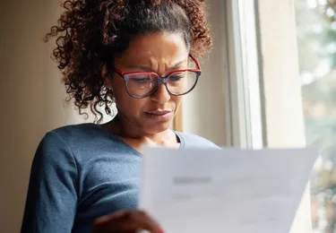 Vrouw leest gefronst een brief
