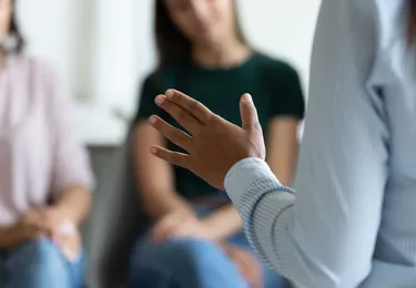 Close up van drie mensen in gesprek met elkaar