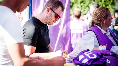 Man schrijft zich in voor de vakbond cnv