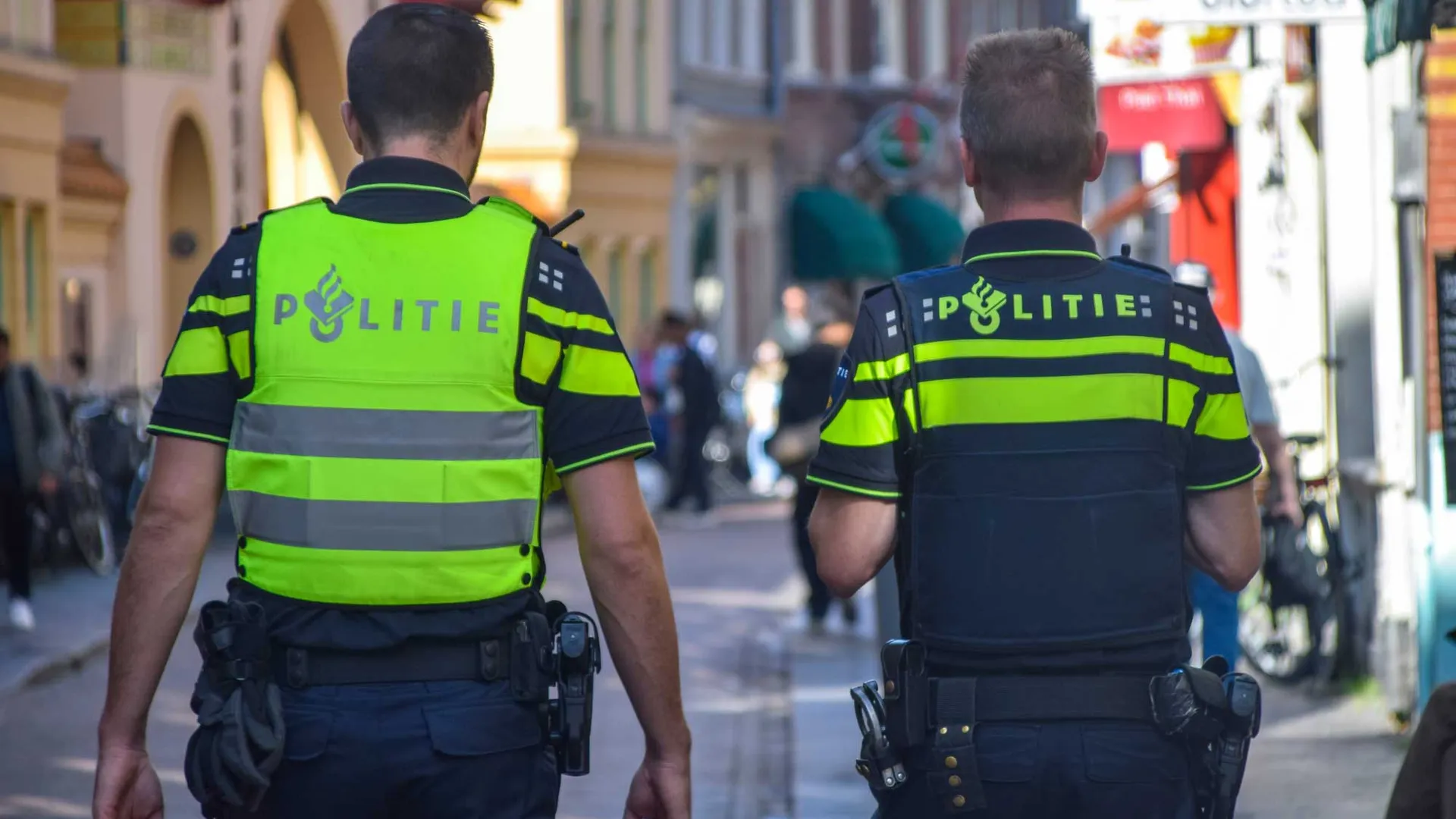 Twee agenten lopend over straat