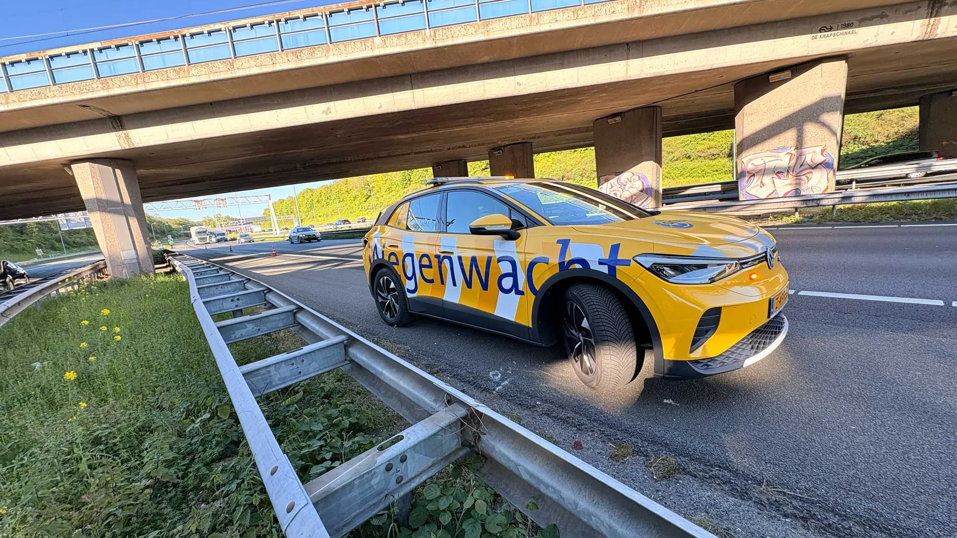 Een wegenwachtauto van de ANWB staat stil op de vluchtstrook van de snelweg