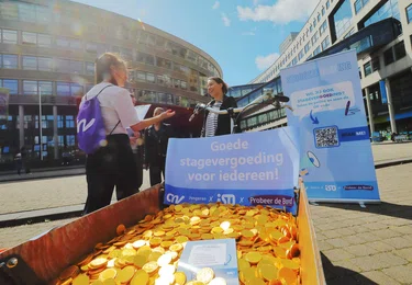 bakfiets vol met chocolademunten met pamflet: Goede stagevergoeding voor iedereen