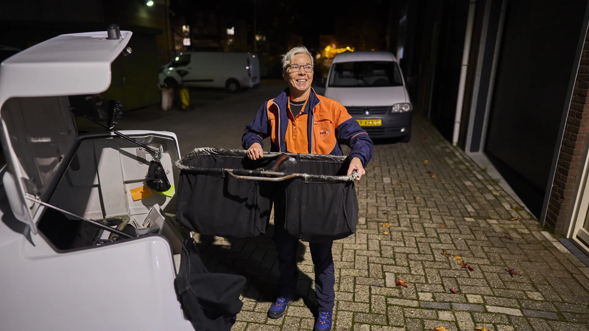 Postbezorger Janine Verstralen komt aan bij het depot om de post af te leveren. Foto: Rene Bouwman