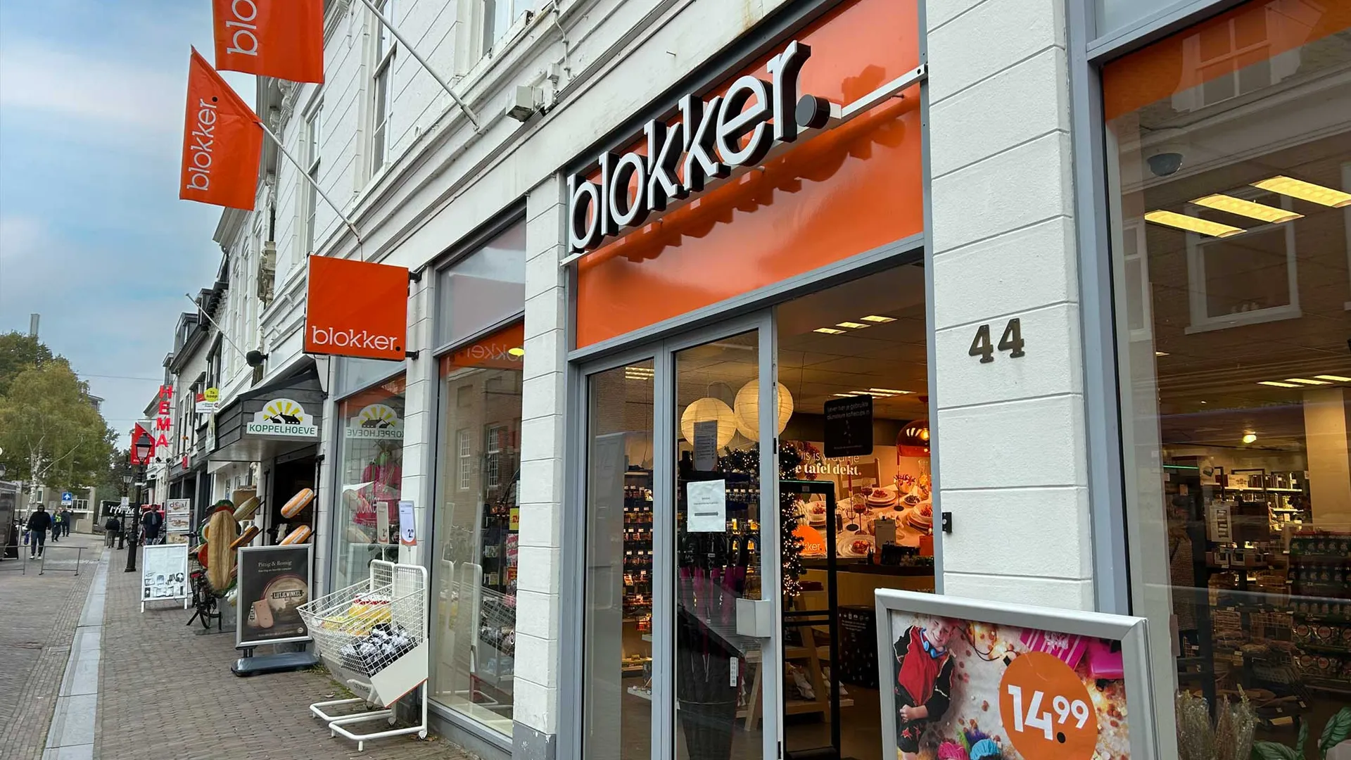 Entree van de huishoudwinkel Blokker in een winkelstraat