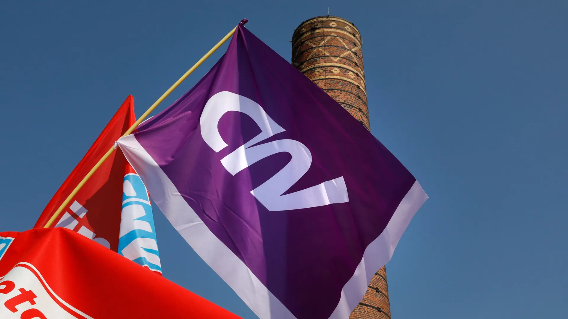 CNV vlag wappers tegen de blauwe lucht