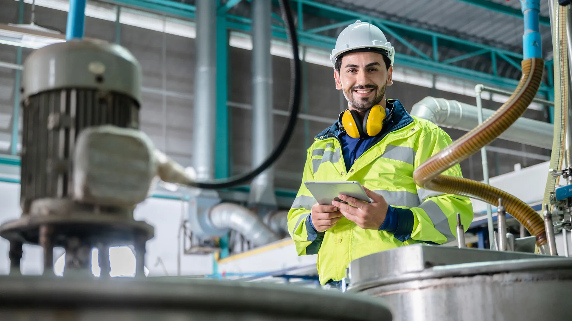 Controleur aan het werk in chemische industrie