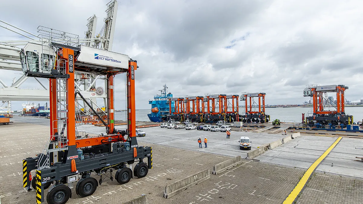 Container carriers in de haven van Rotterdam