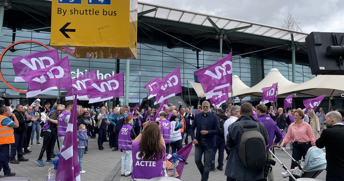 Boze Schiphol-beveiligers overhandigen eisenpakket aan directie