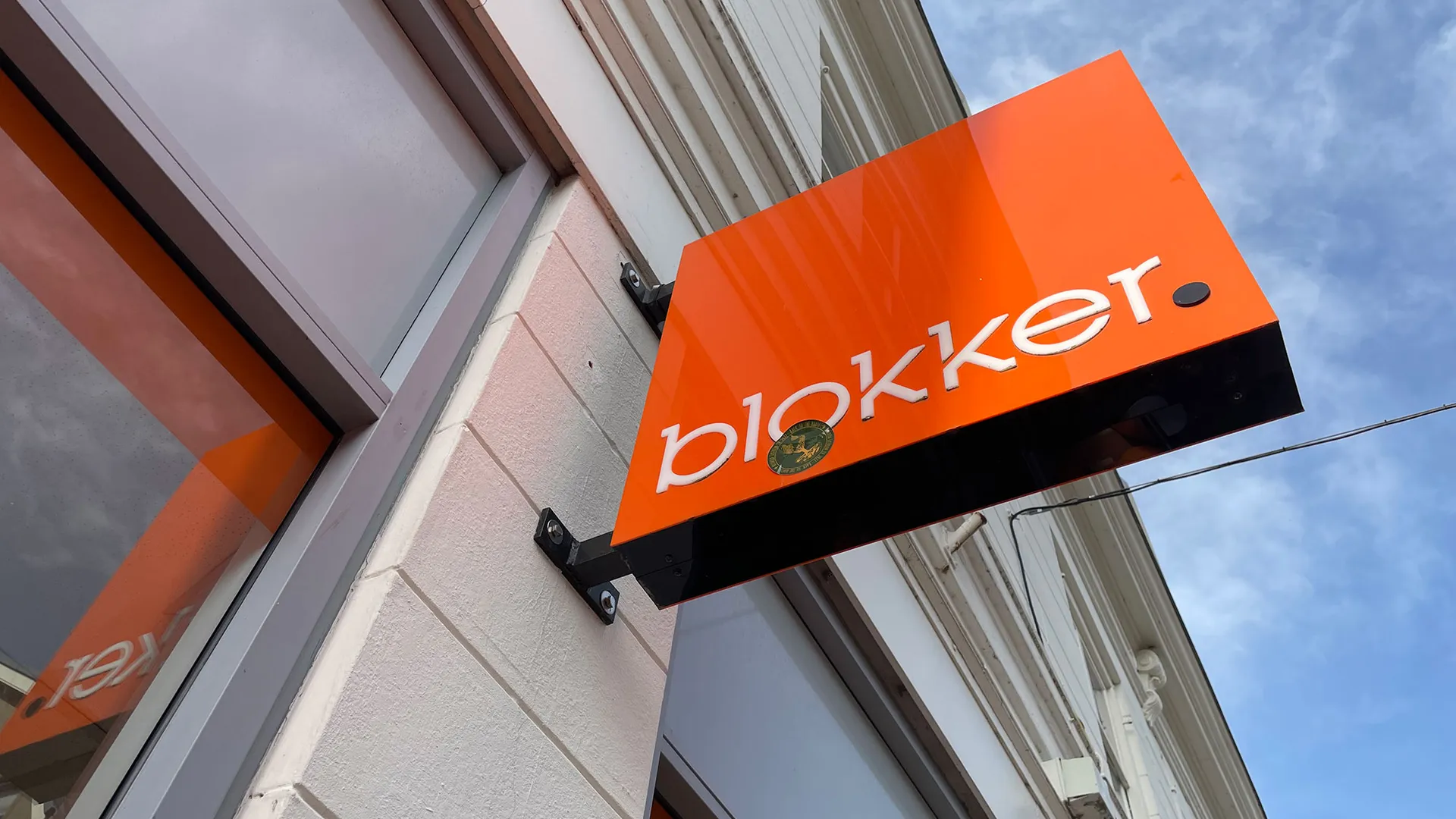 Lichtbak van de Blokker aan de gevel van de winkel