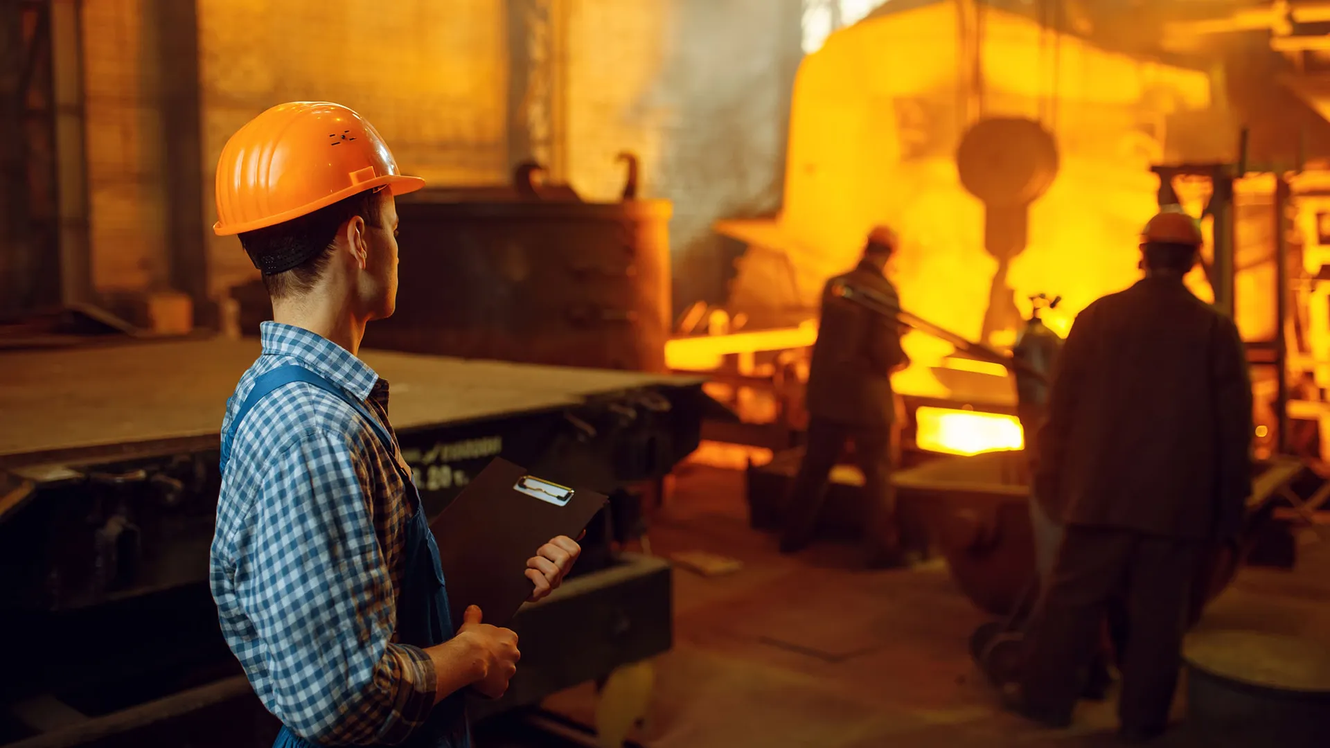 Productiemedewerkers in een hoogoven