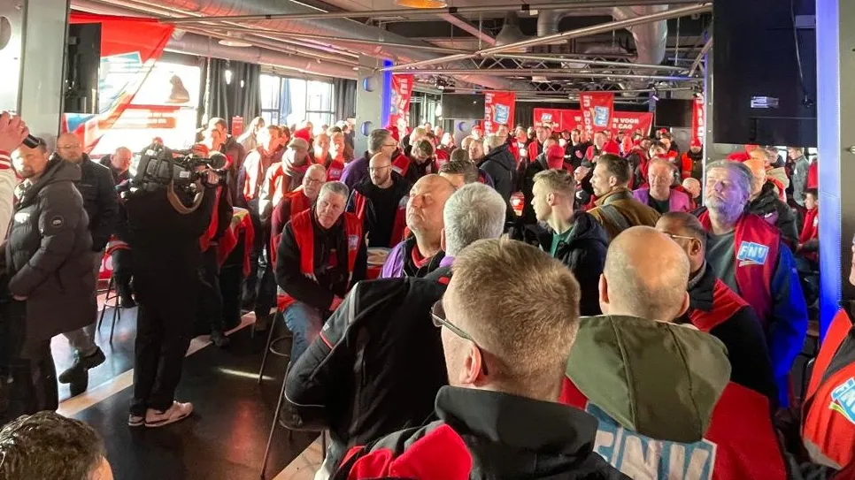 Stakers in de motorvoertuigenbranche worden tijdens de landelijke actiedag op 6 maart toegesproken door de bonden