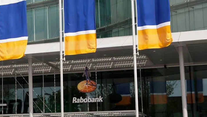 Drie vlaggen met rabobank logo voor entree kantoor