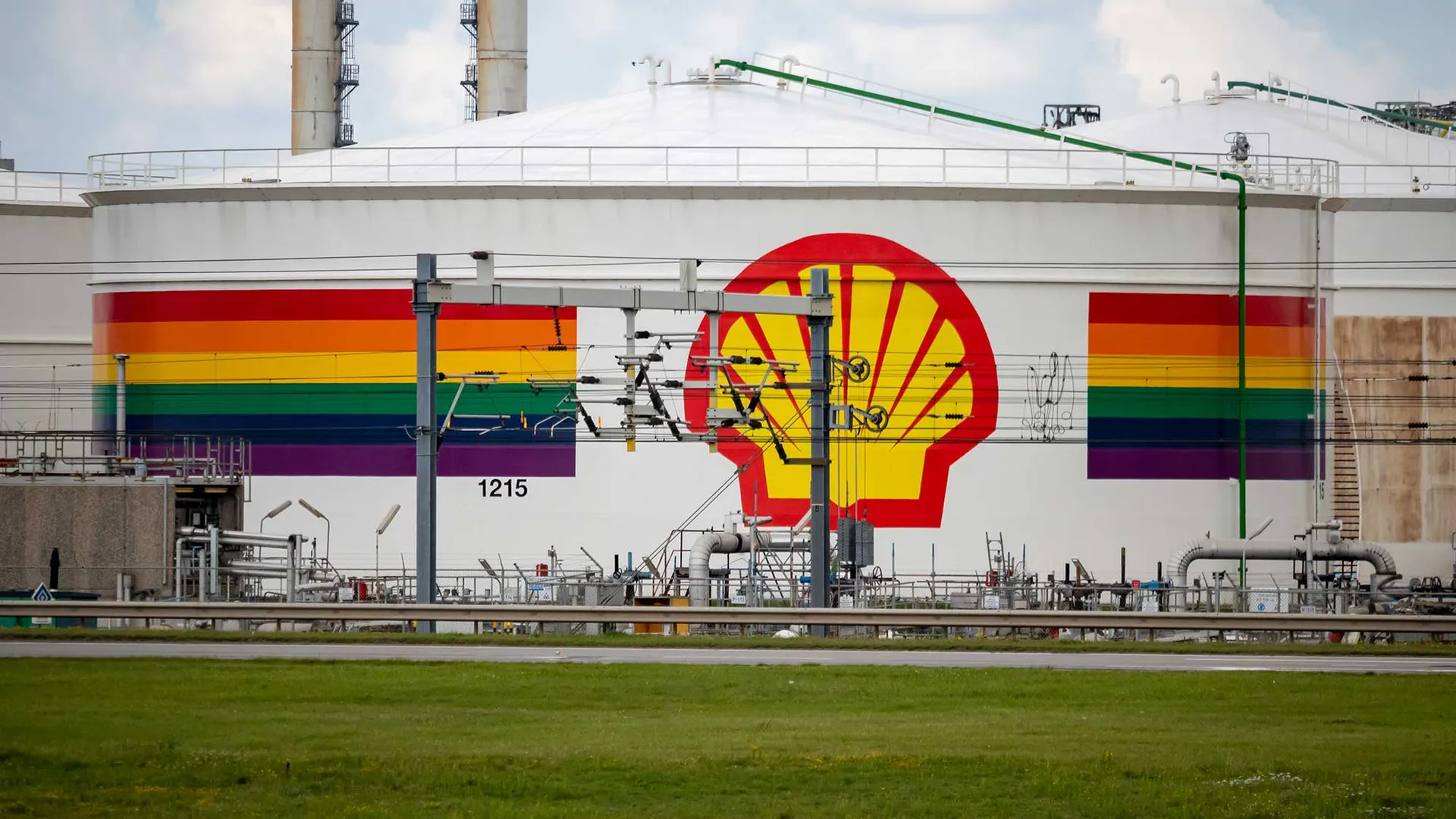 Opslagtank van Shell in Pernis