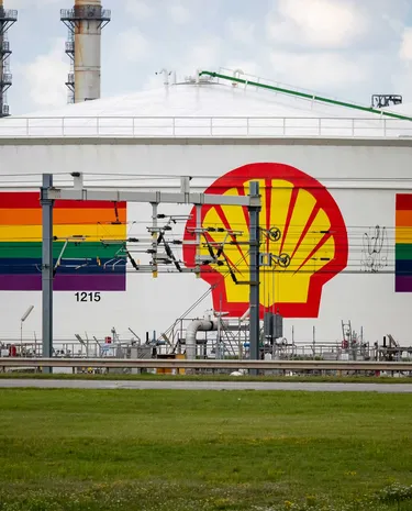 Opslagtank van Shell in Pernis