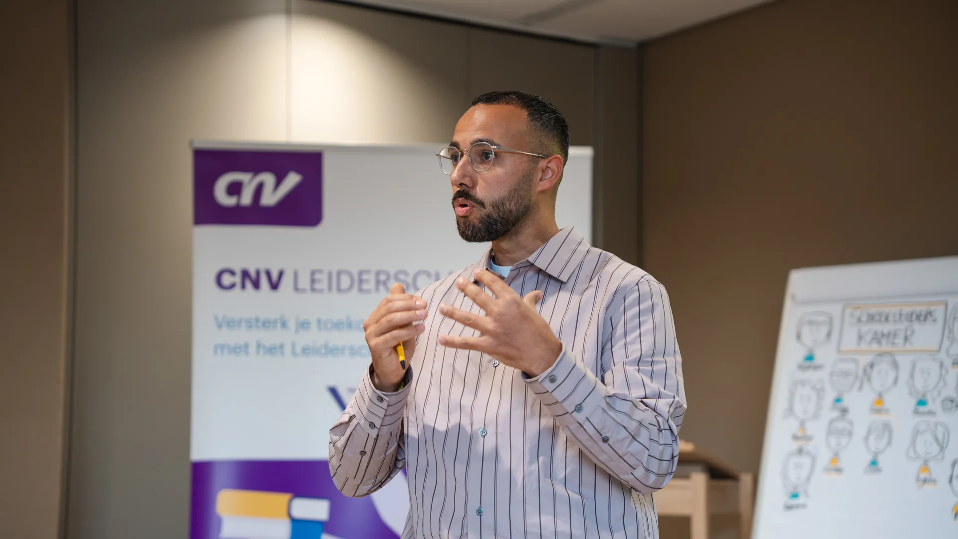 Sheraz Kazmi geeft training voor CNV LeiderschapsLab.