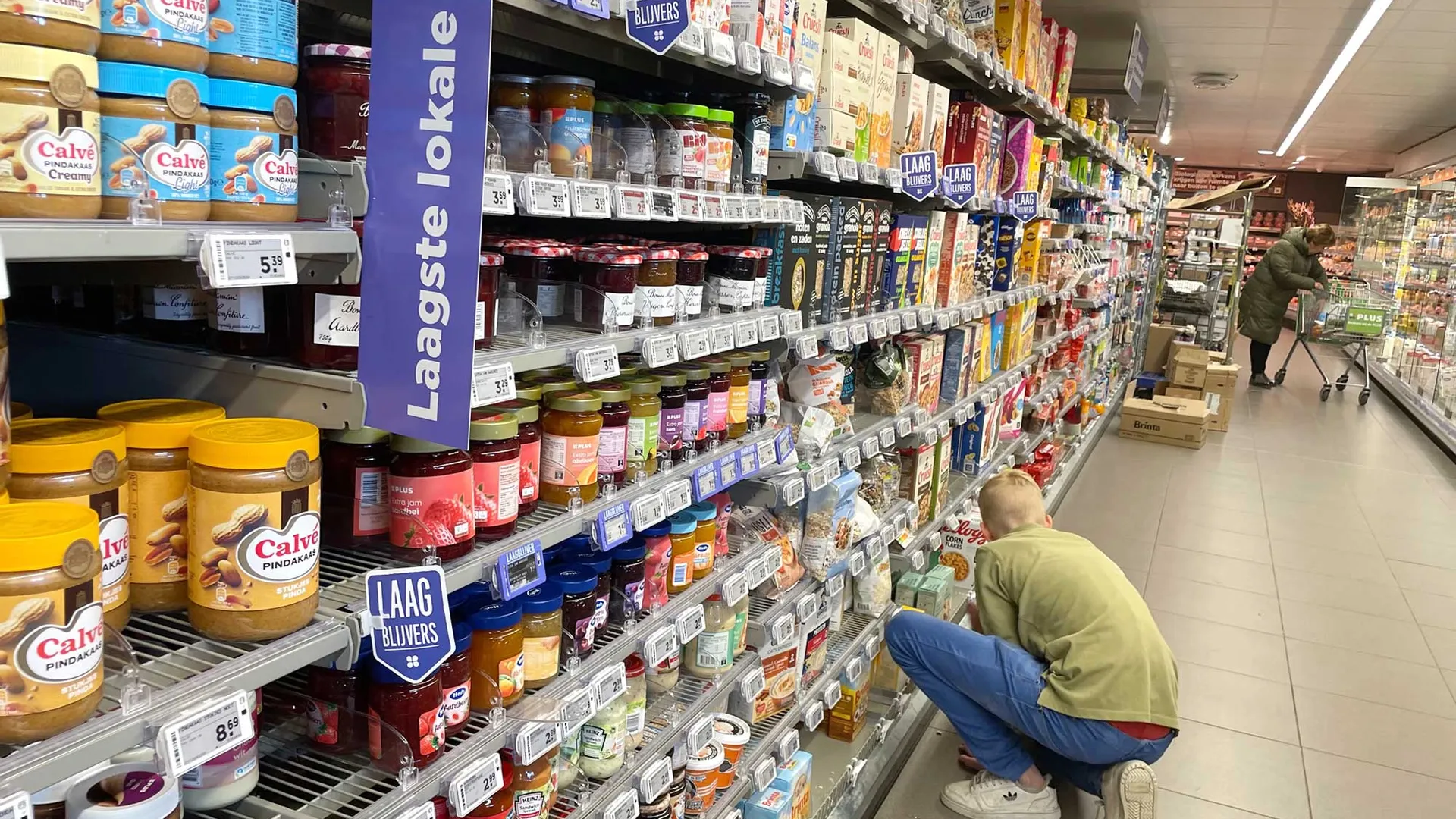 Vakkenvuller in de supermarkt aan het werk