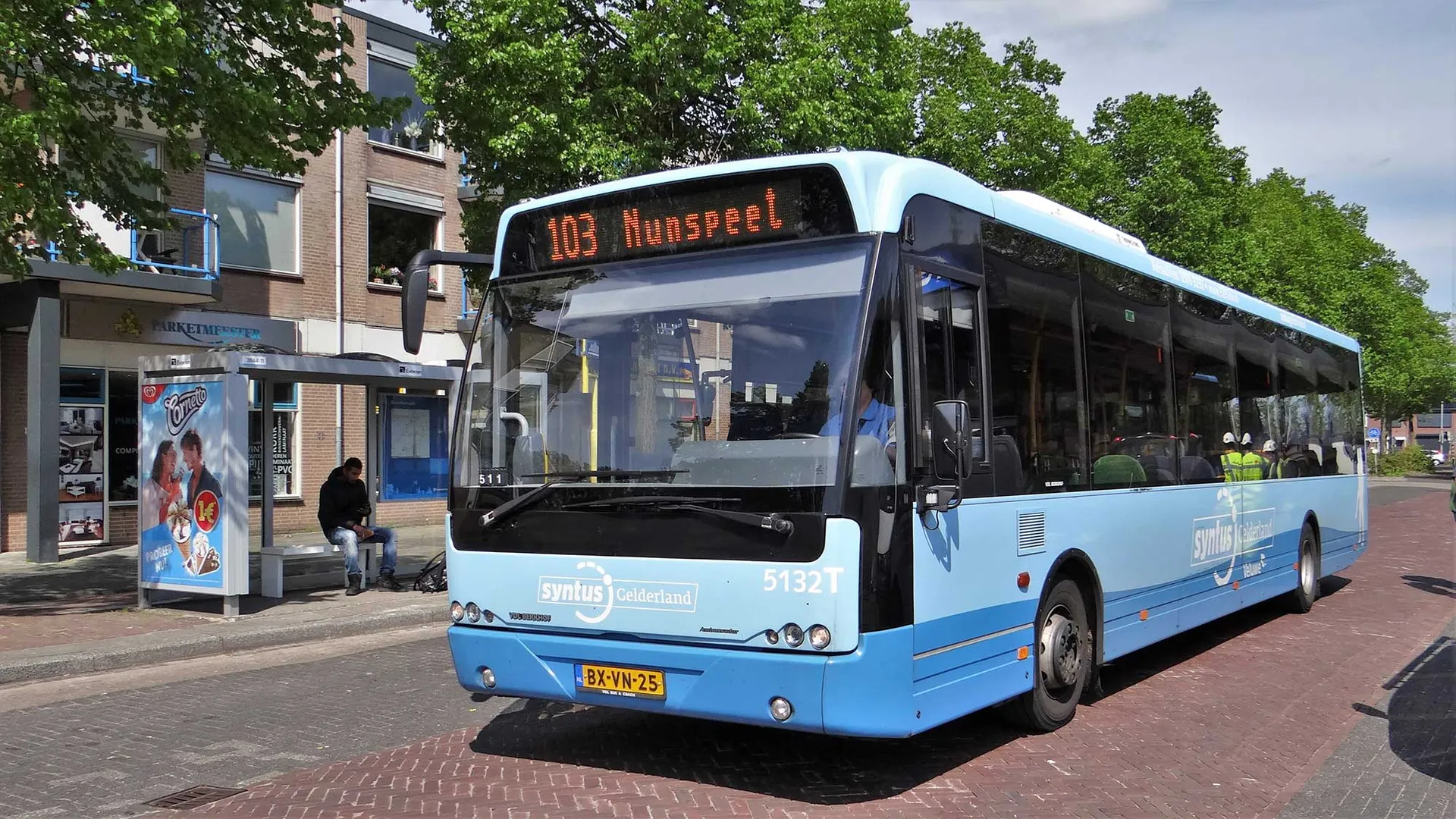 Syntusbus rijdt door de stad