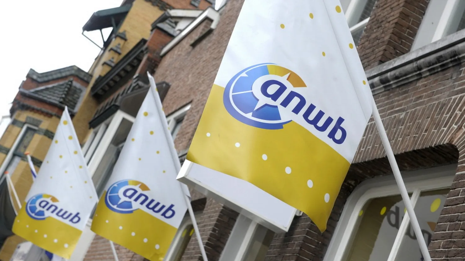 Vlaggen met het logo van ANWB