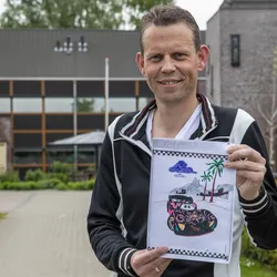 Gehandicaptenzorgbegeleider Jan met tekening van cliënt