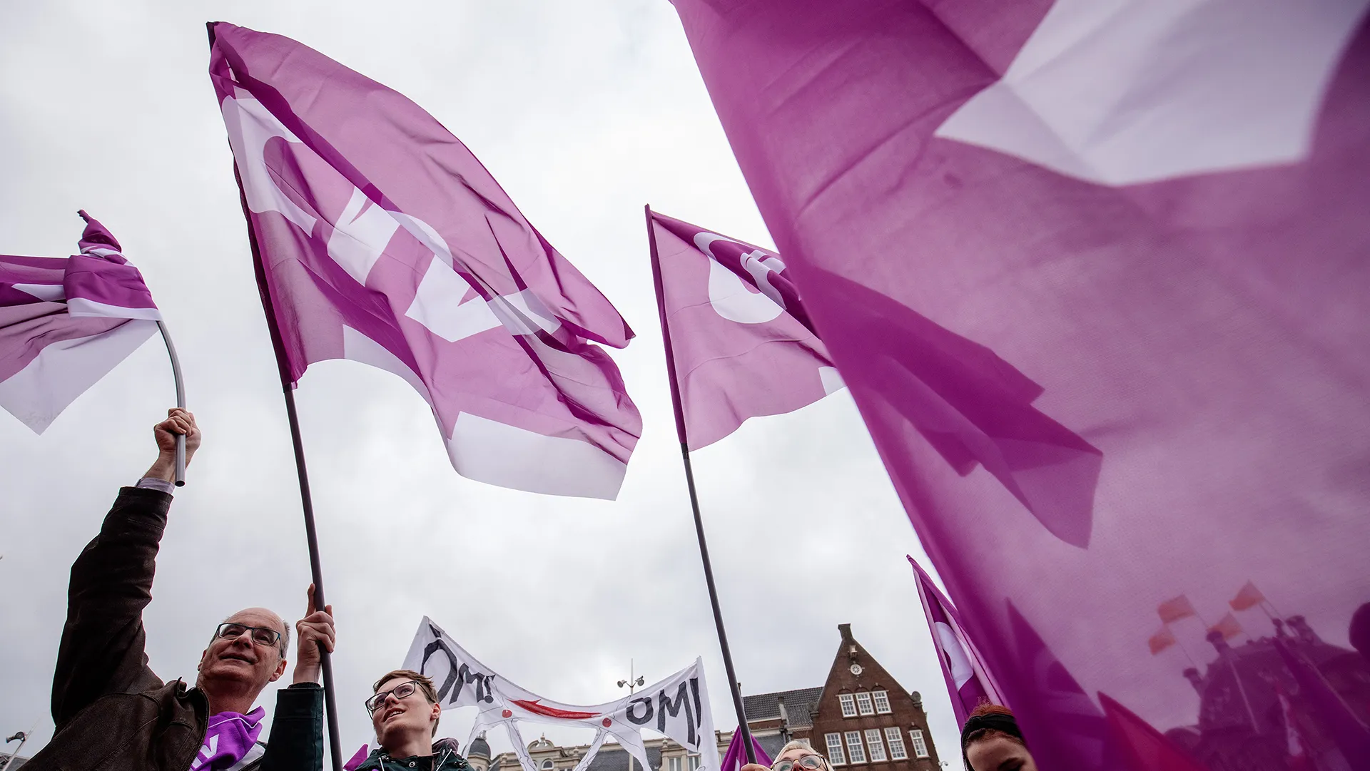 Demonstranten met vlaggen tijdens optocht