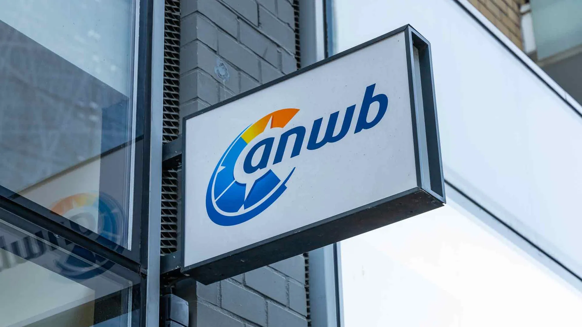 reclamebord met logo van de ANWB aan de gevel