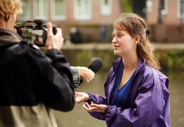 CNV-er wordt geïnterviewd voor de camera over eerlijke stagevergoeding