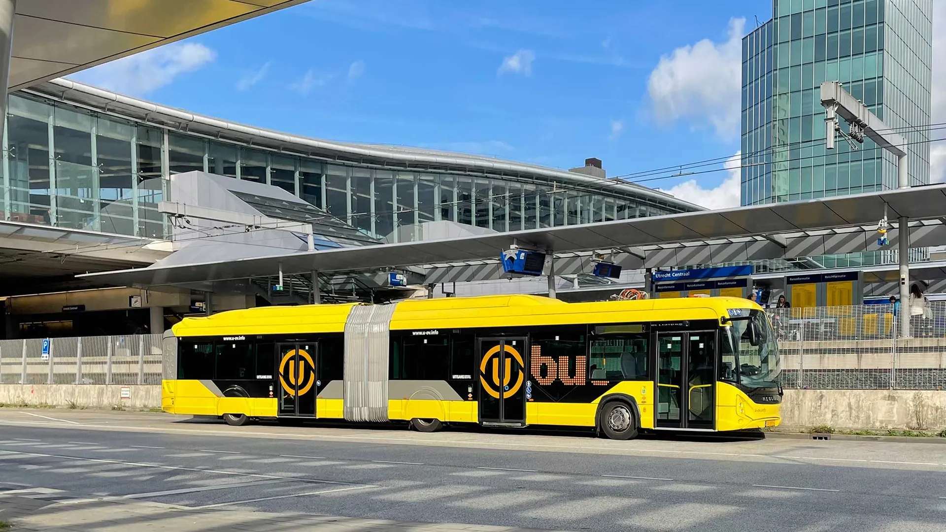 Stadsbus Utrecht rijdt busstation Utrecht binnen