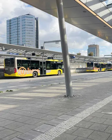 Reizigers wachten op de bus