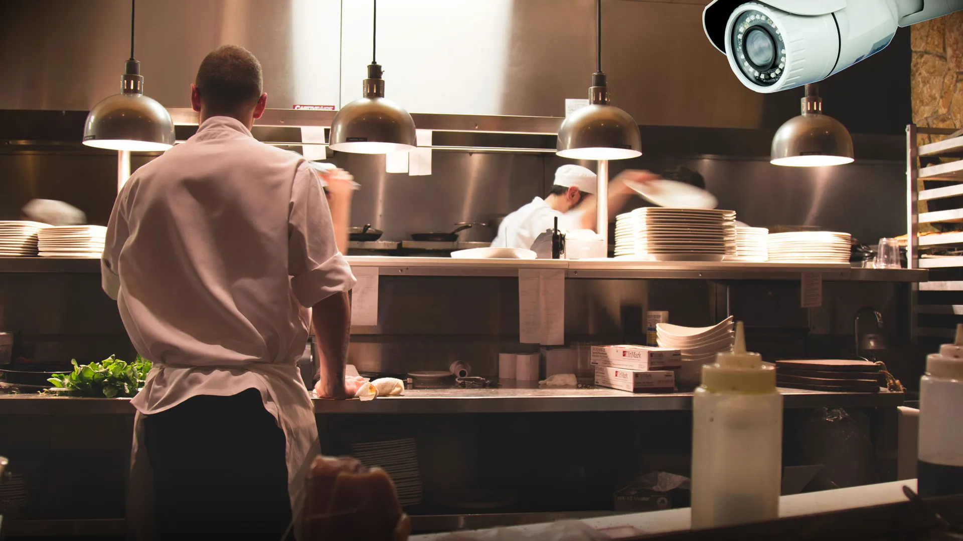 Camera hangt in de keuken van een restaurant