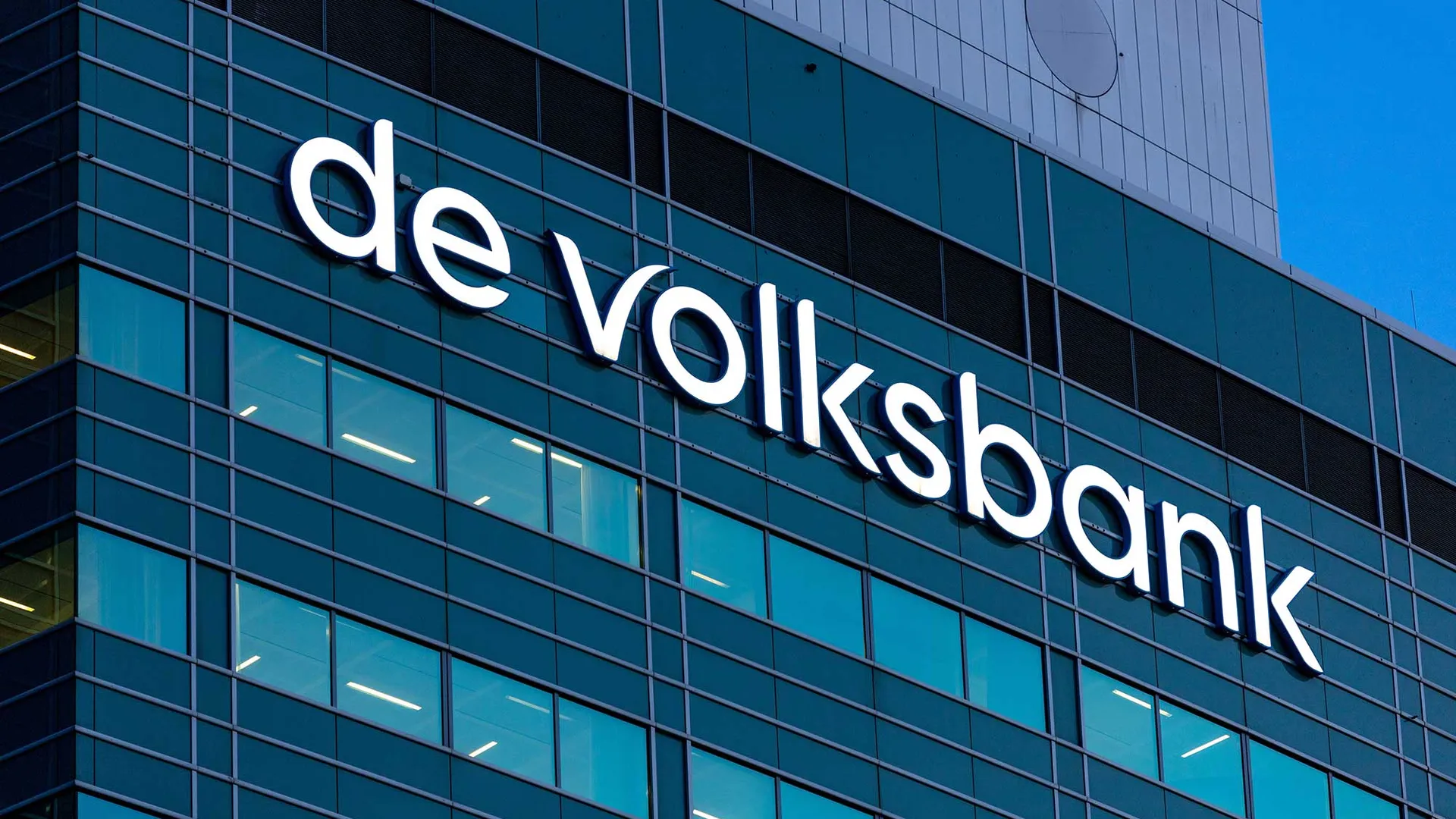 logo van de Volksbank op gevel van kantoorpand