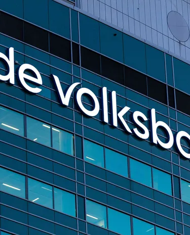 logo van de Volksbank op gevel van kantoorpand