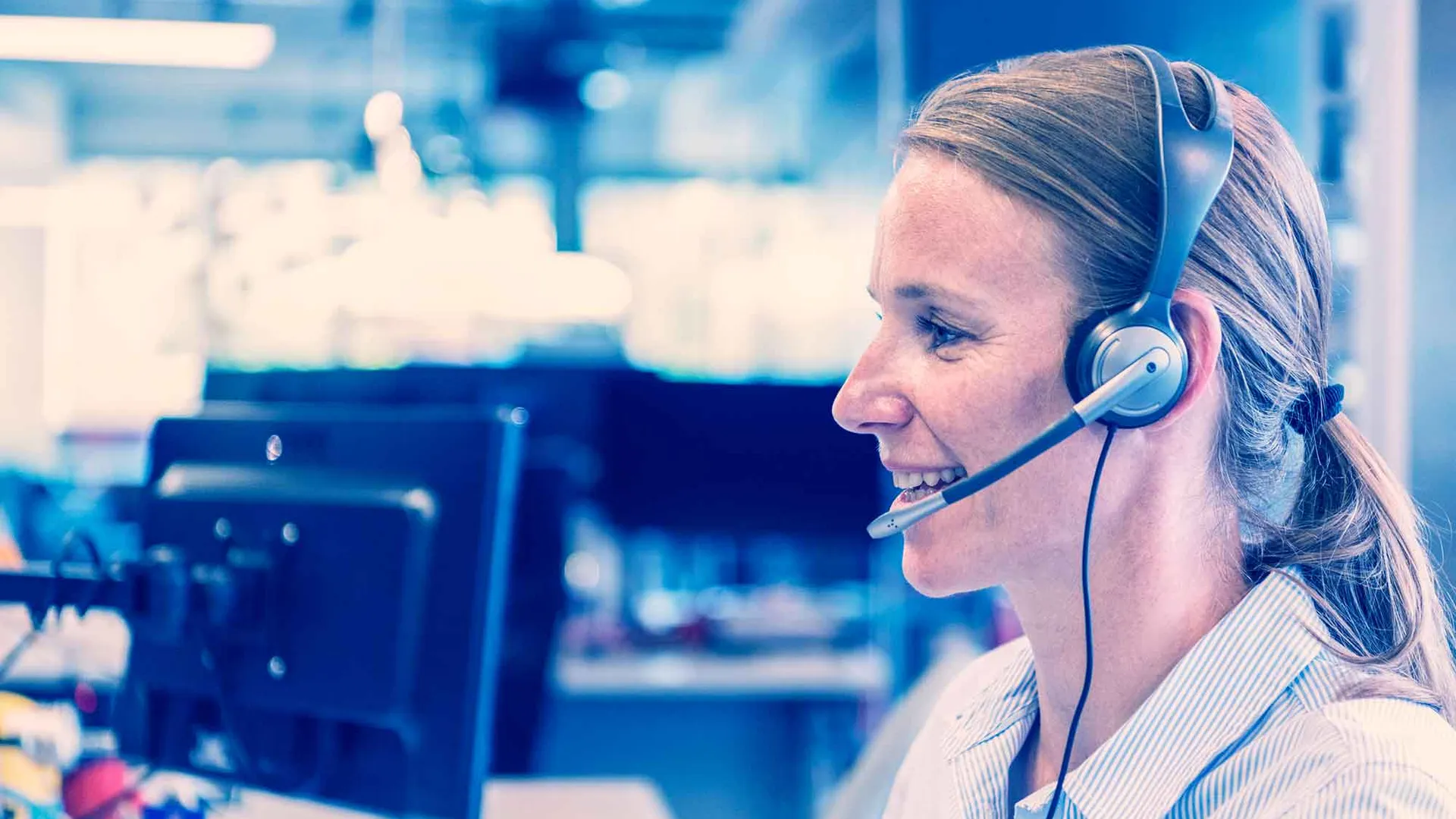 Vrouw met headset op aan het werk