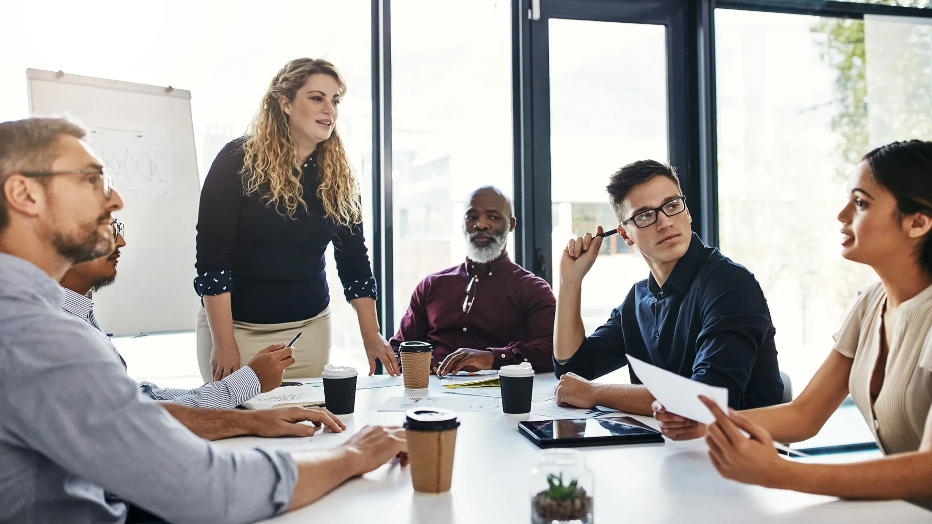 Mensen rondom de tafel met elkaar in gesprek