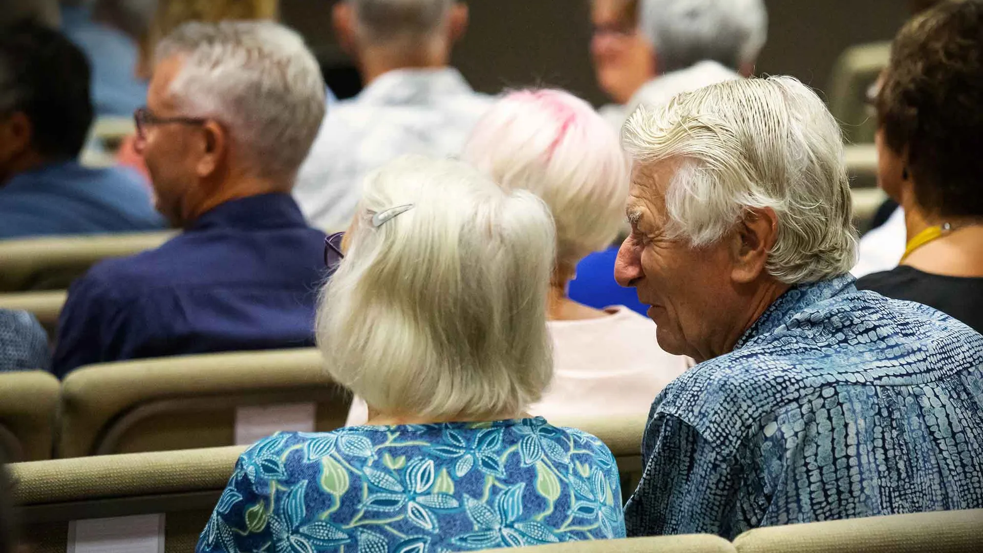 Senioren in de banken van een theater