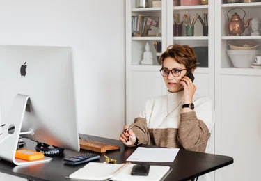 vrouw werk bellen kantoor