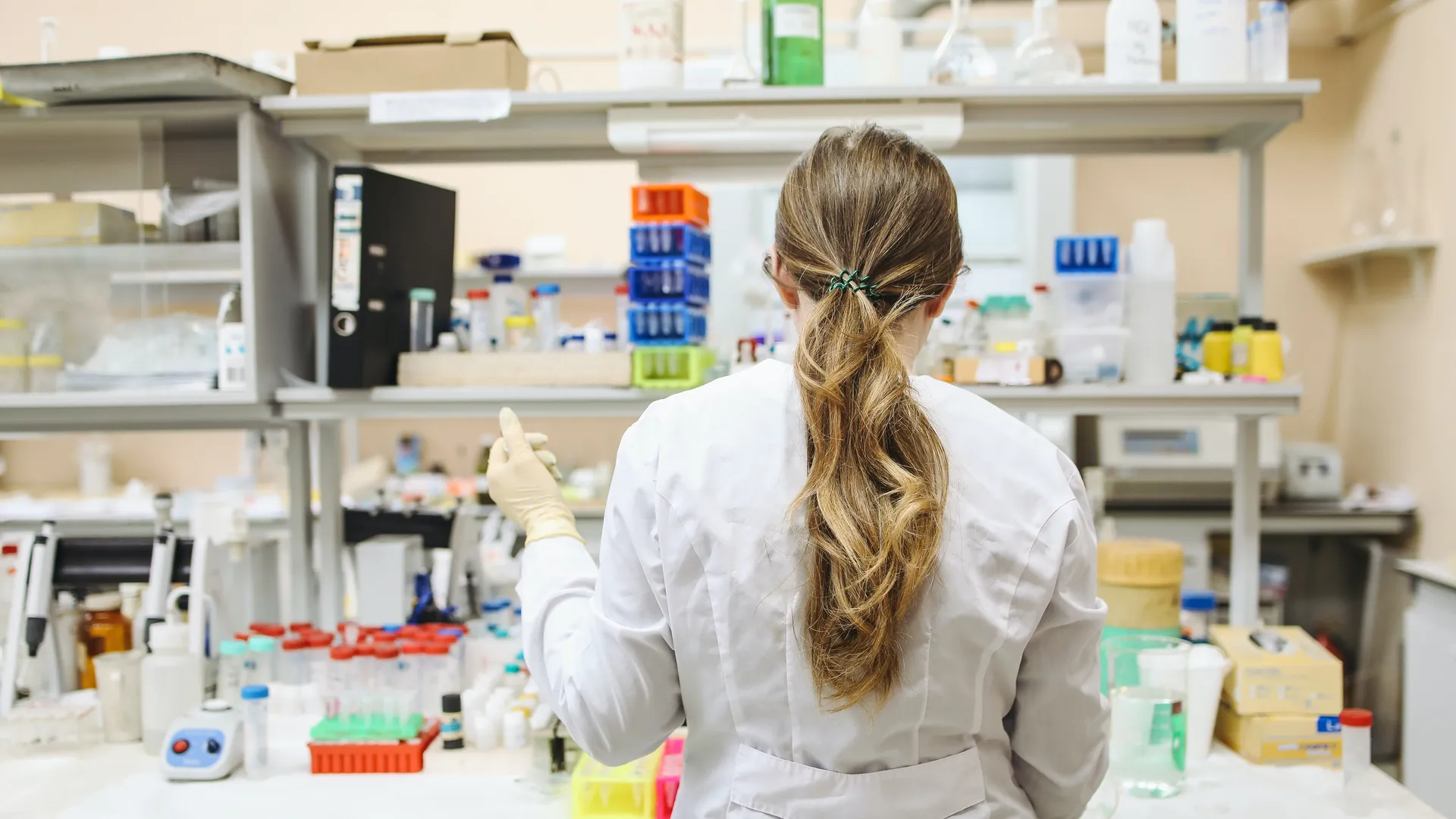 Medewerkster aan het werk in het laboratorium.