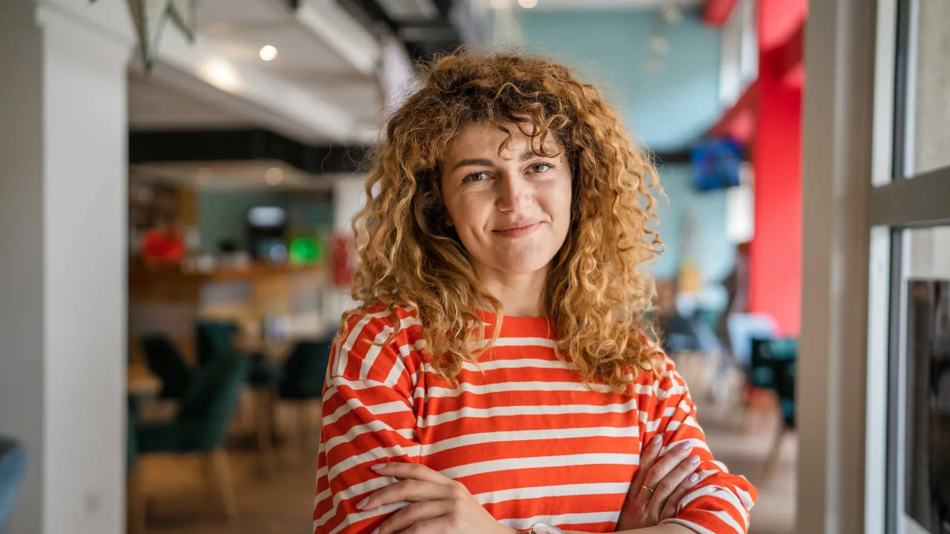 Portret van een vrouw met lang krullend haar