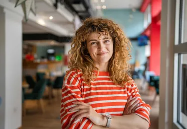 Portret van een vrouw met lang krullend haar