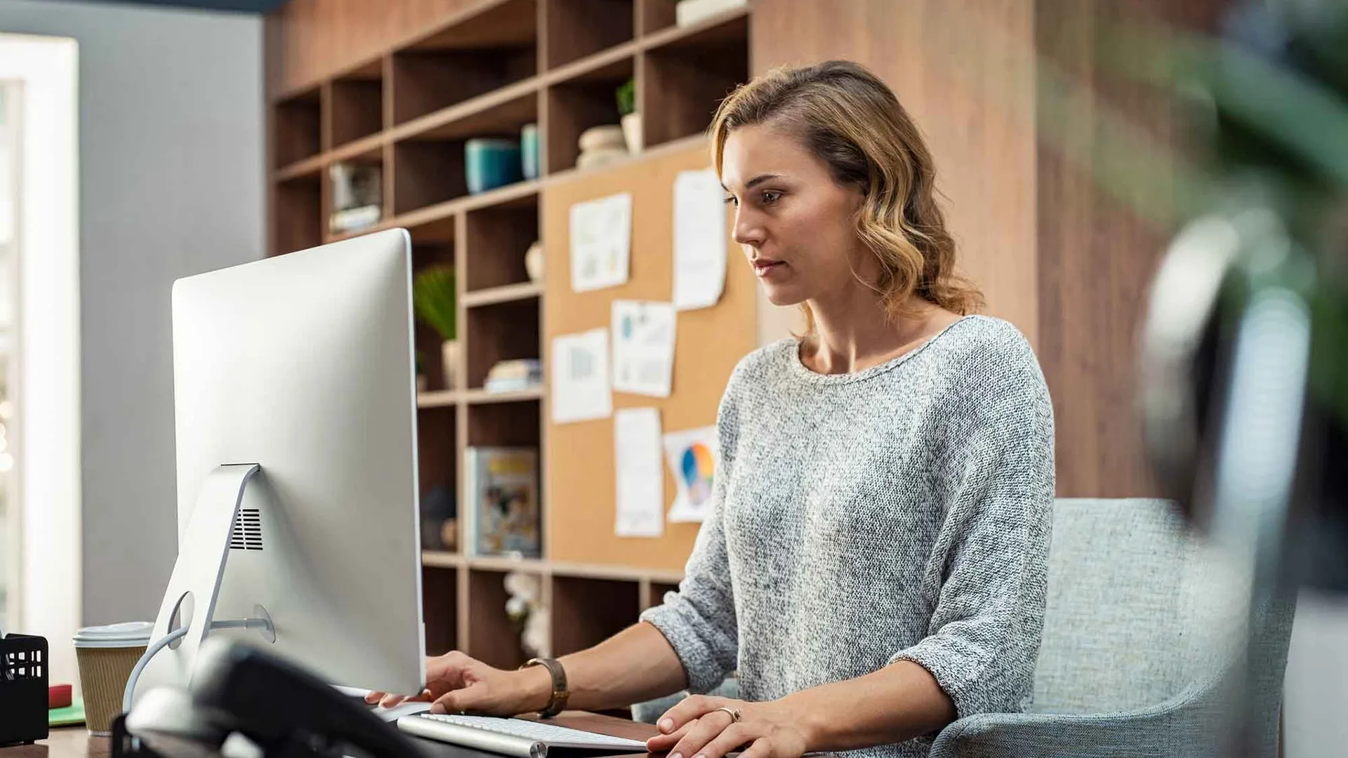 Vrouw aan het werk achter computer