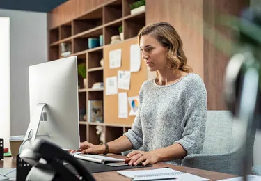 Vrouw aan het werk achter computer