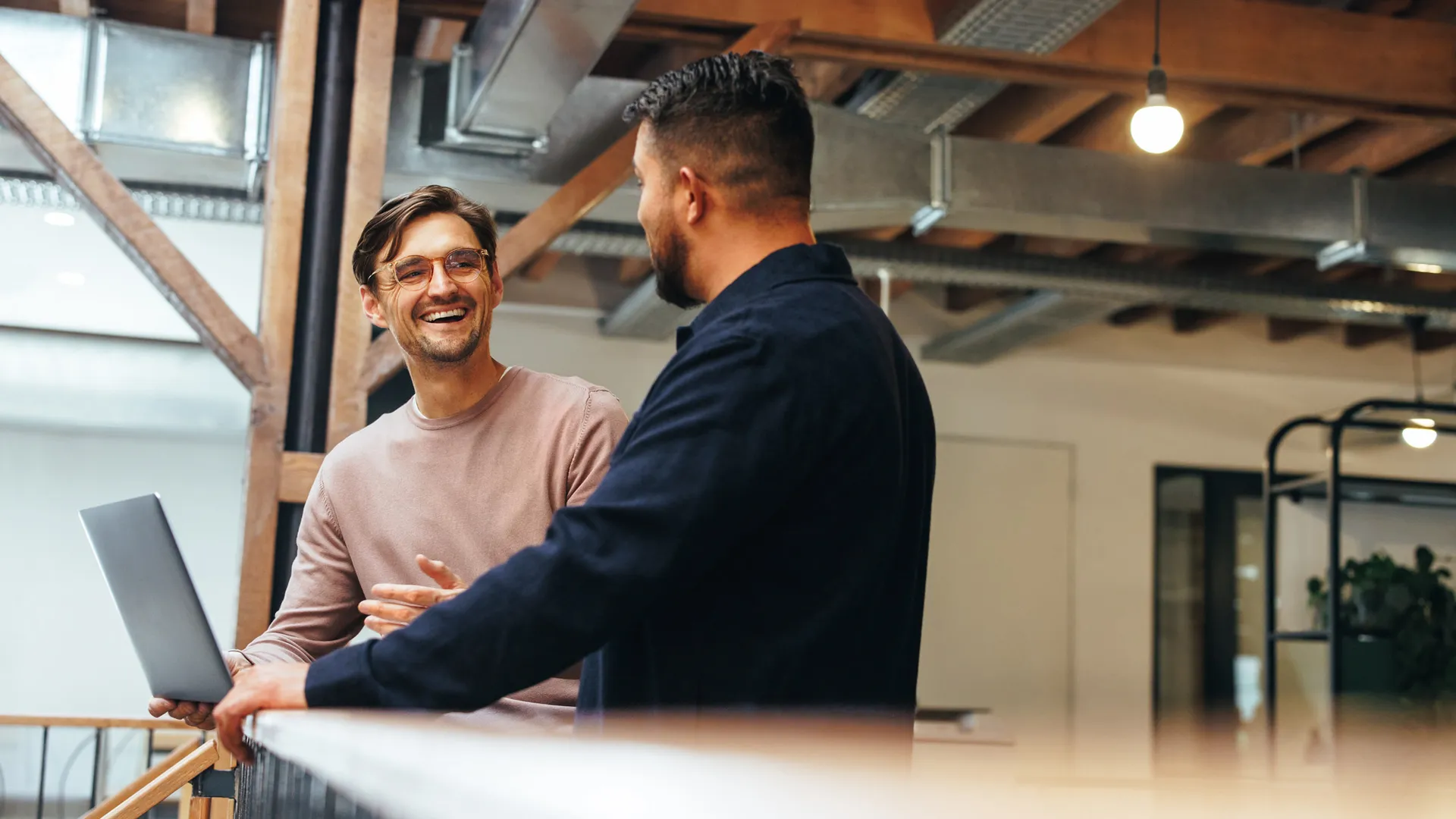 twee mannen lachend aan het praten