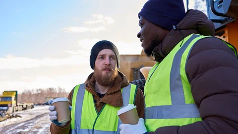 Twee collega's drinken buiten in de kou koffie